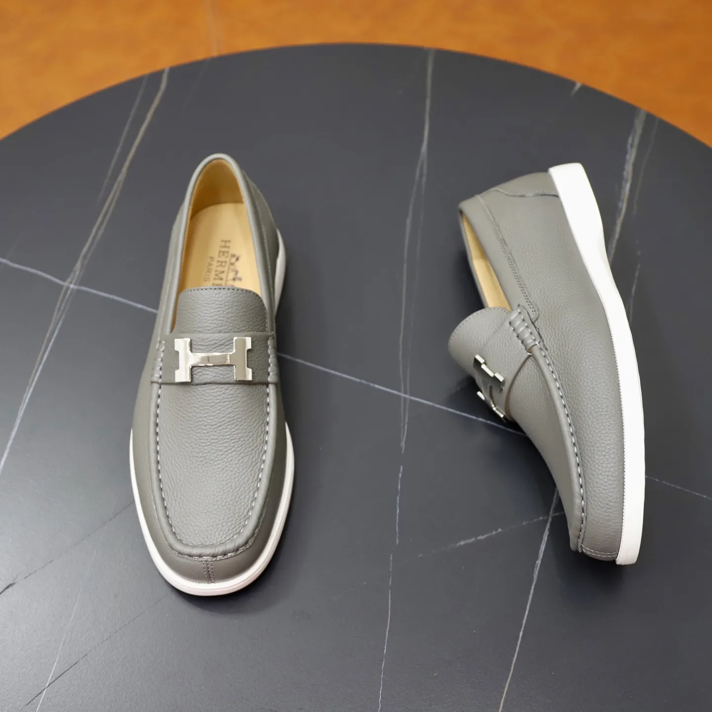 Ex-factory price: 560💰Hermès/Hermès slip-on men's shoes. This shoe is made of imported pebbled cowhide. It has simple and smooth lines and is combined with aerodynamically designed 3CM rubber foam ultra-light soles! Youthful and fashionable, classic H-shaped hardware buckle decoration, calf lining gently wraps the feet, with logo cowhide feet, casual and urban style, highlighting youthful vitality, sports and leisure version, super versatile, code number: 38-39-40-41-42-43-44 standard leather shoe size (45 can be customized but does not support returns)